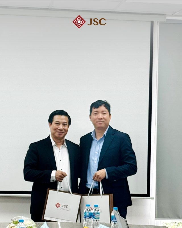 Anh Lê Đình Thắng, Phó Chủ tịch CLB SVĐV và anh Cao Minh Chuyên, Tổng Giám Đốc công ty JSC